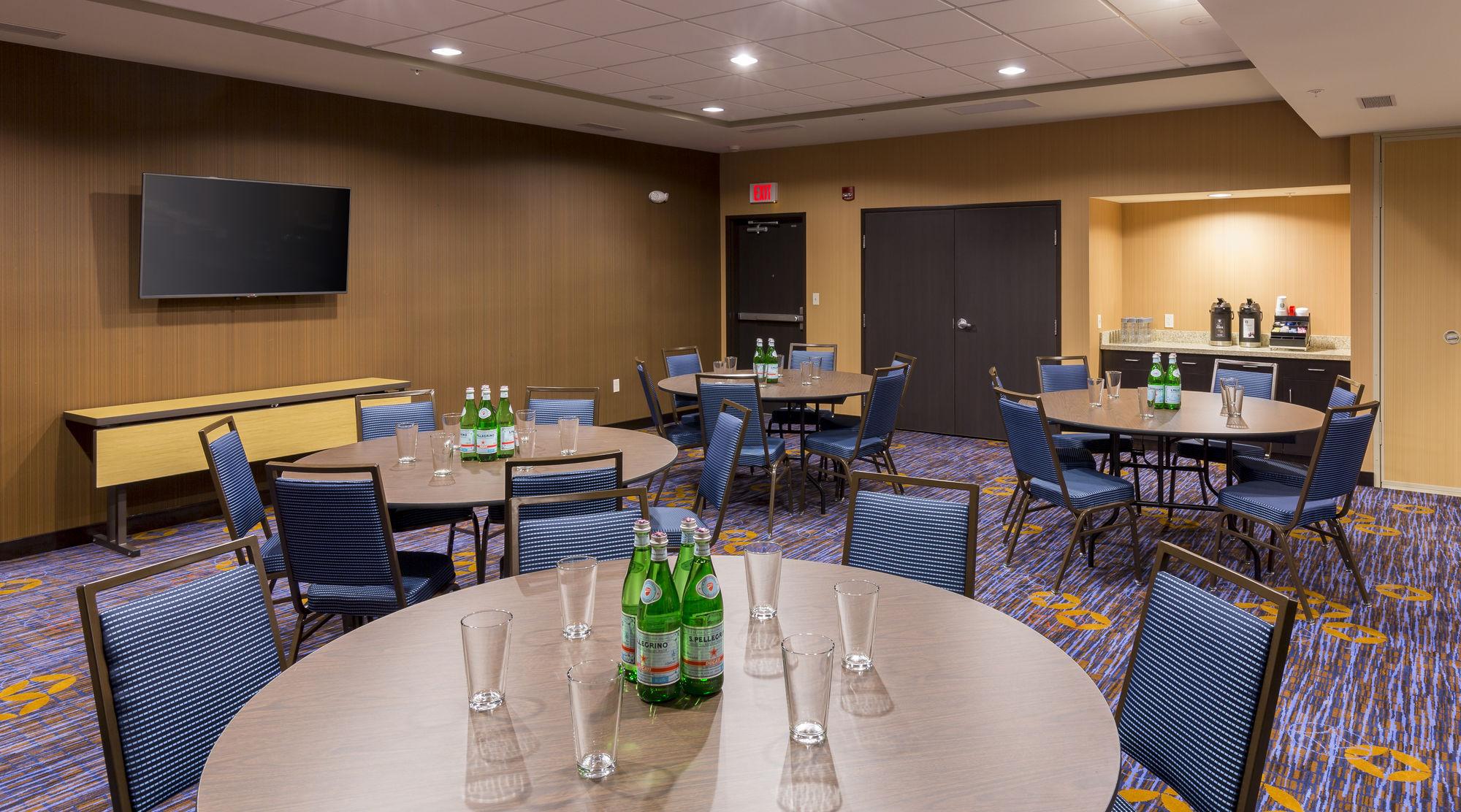 Courtyard By Marriott Bismarck North Hotel Kültér fotó