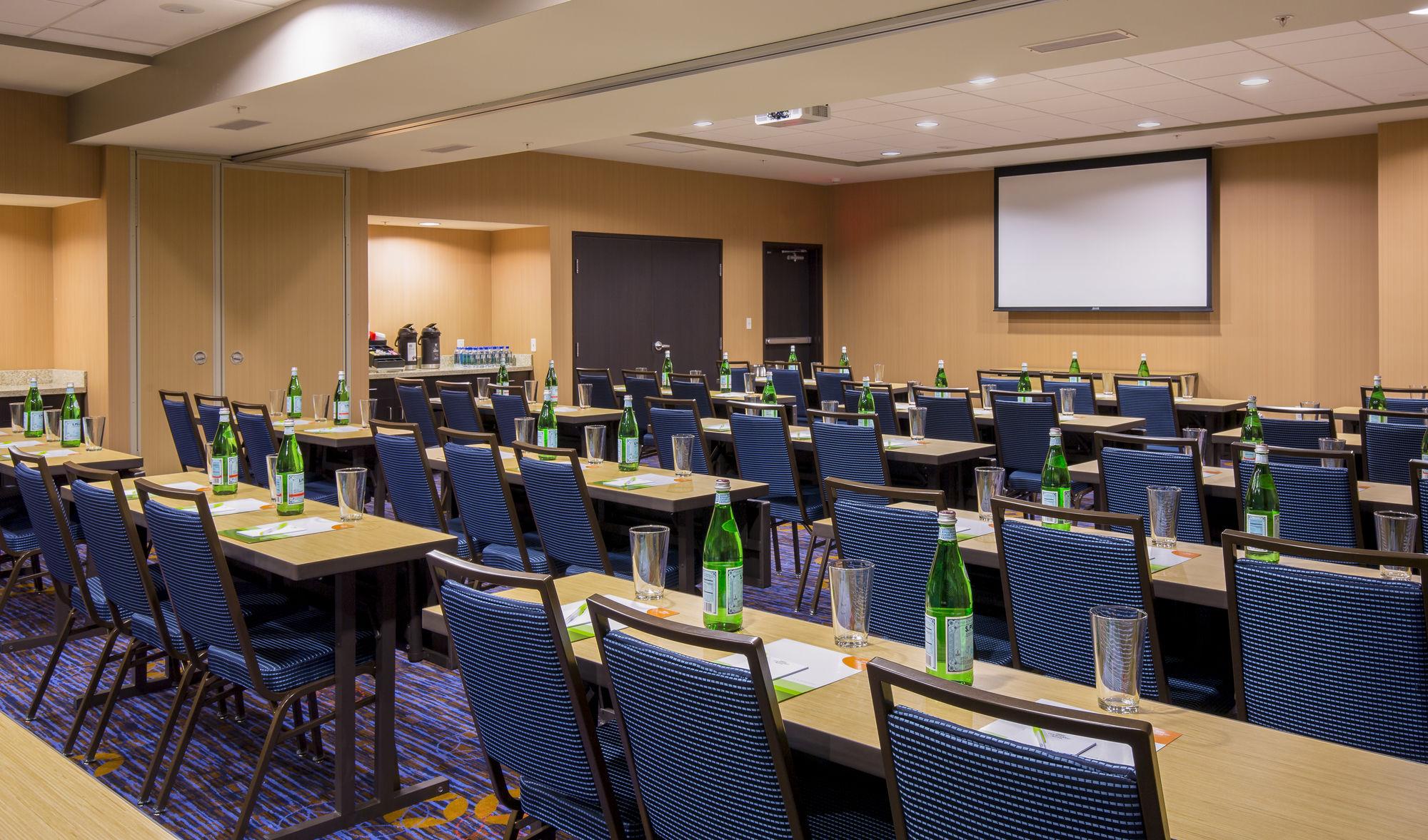 Courtyard By Marriott Bismarck North Hotel Kültér fotó