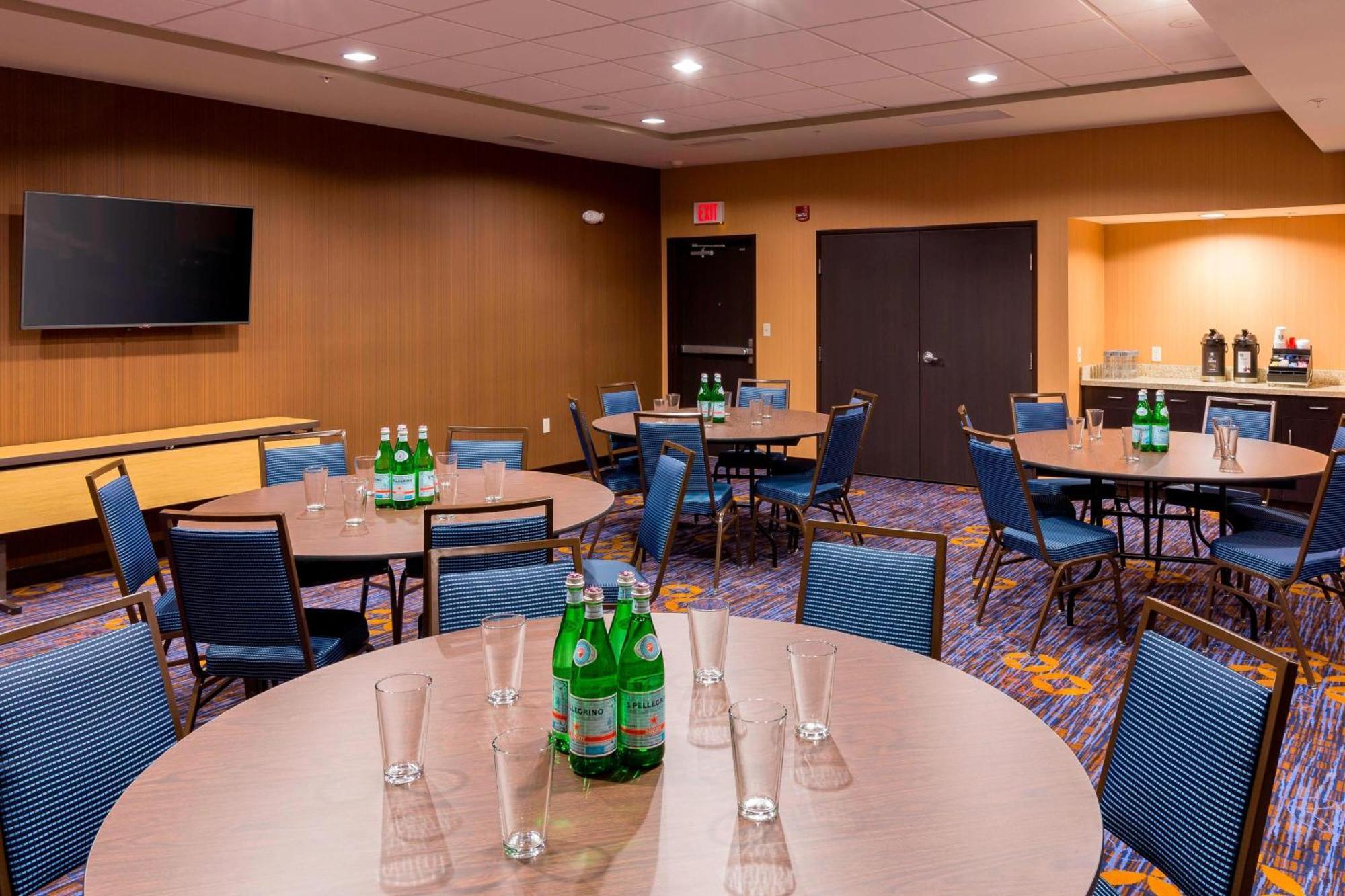 Courtyard By Marriott Bismarck North Hotel Kültér fotó