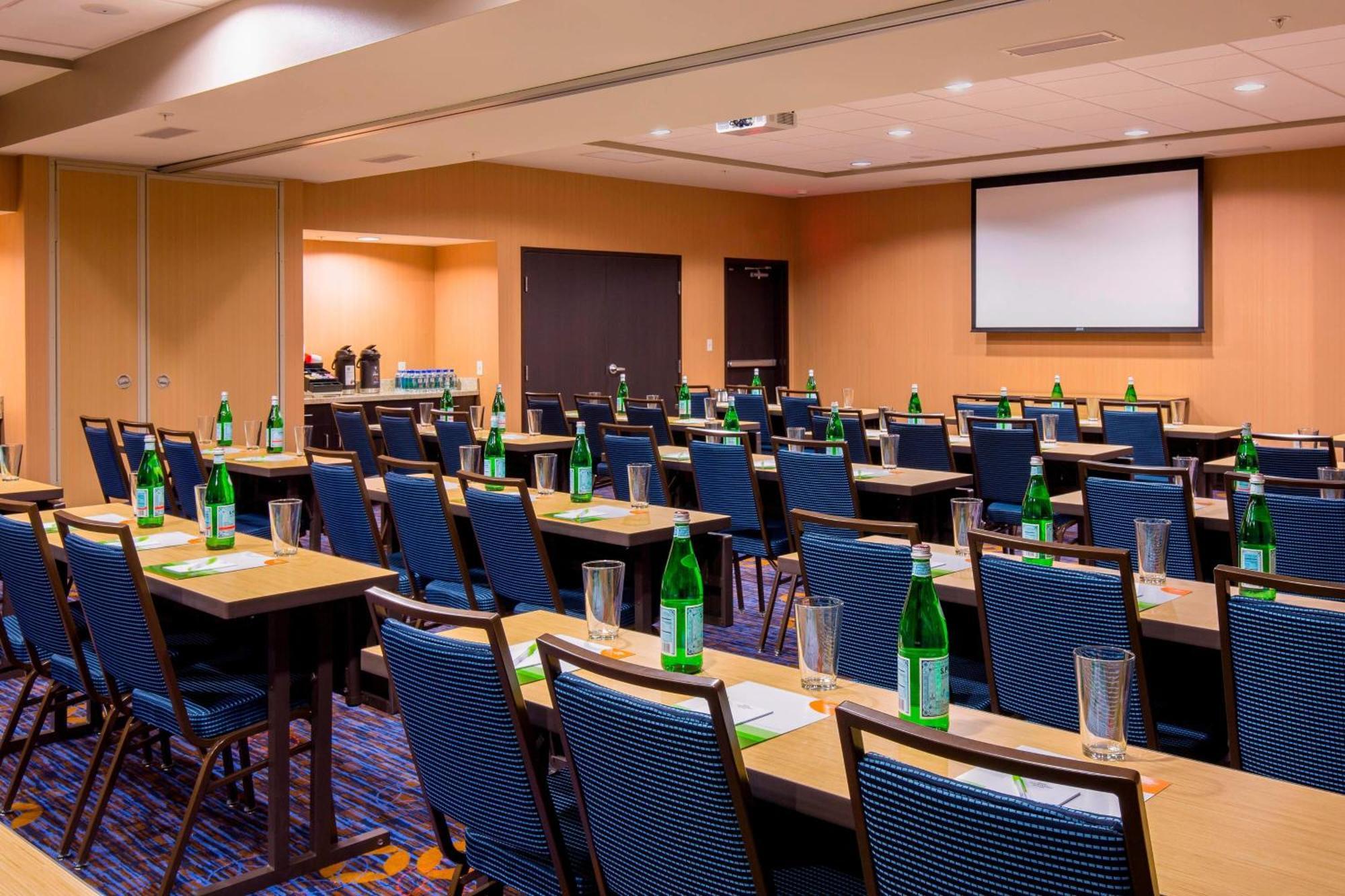Courtyard By Marriott Bismarck North Hotel Kültér fotó