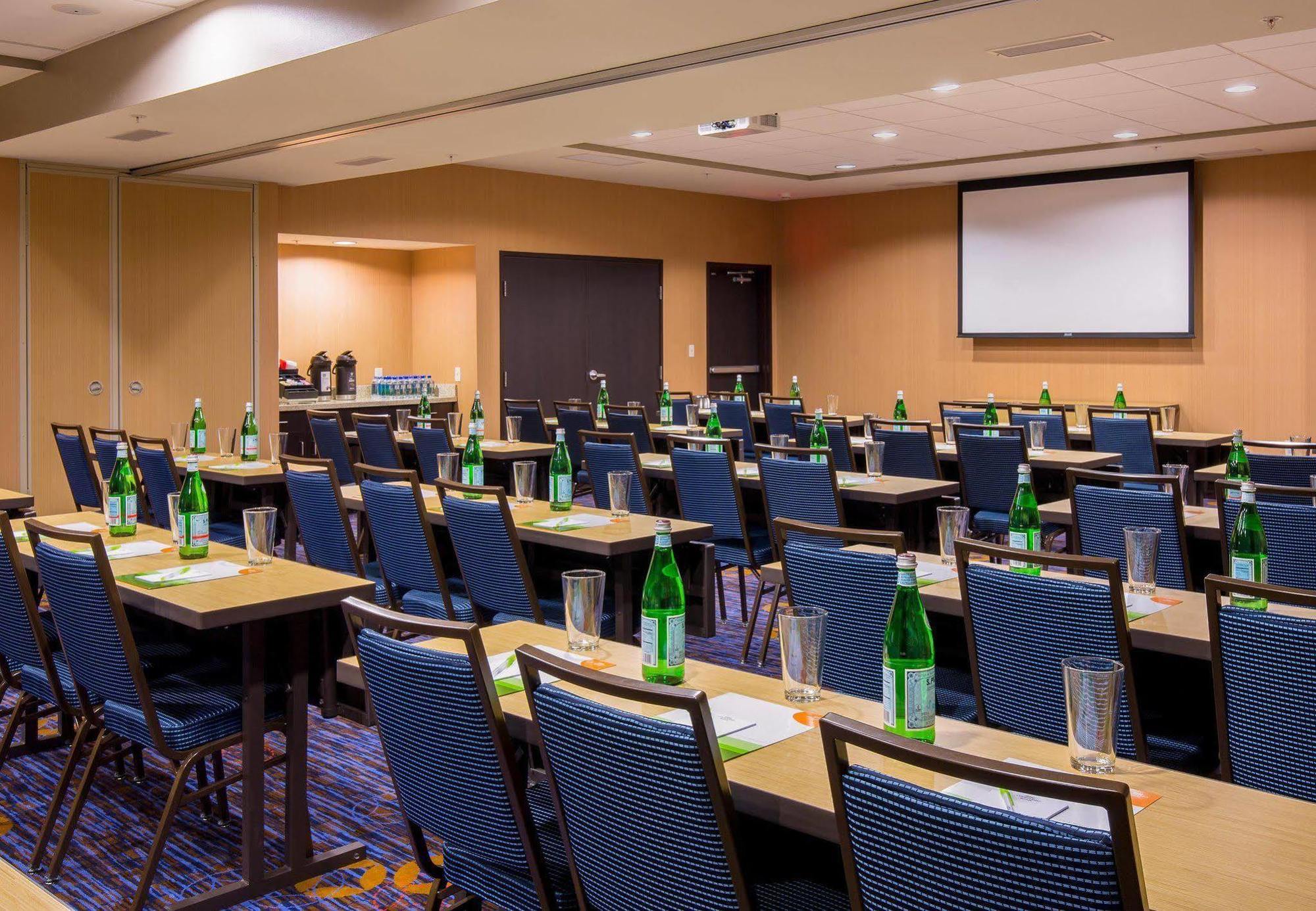 Courtyard By Marriott Bismarck North Hotel Kültér fotó