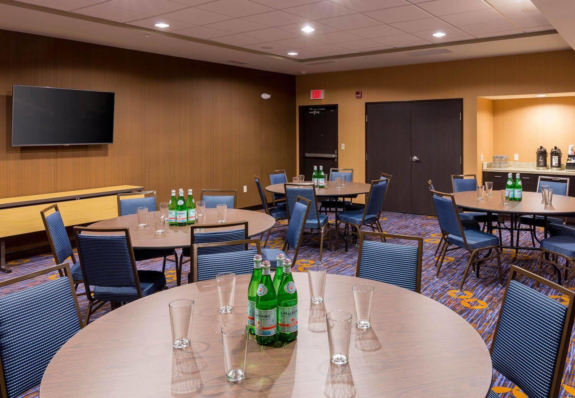Courtyard By Marriott Bismarck North Hotel Kültér fotó
